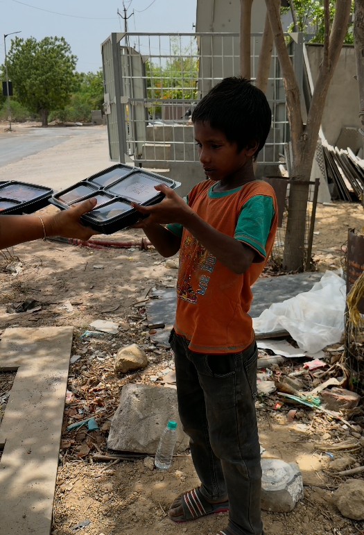 Hands full, heart fuller: a hot meal delivered by our volunteers